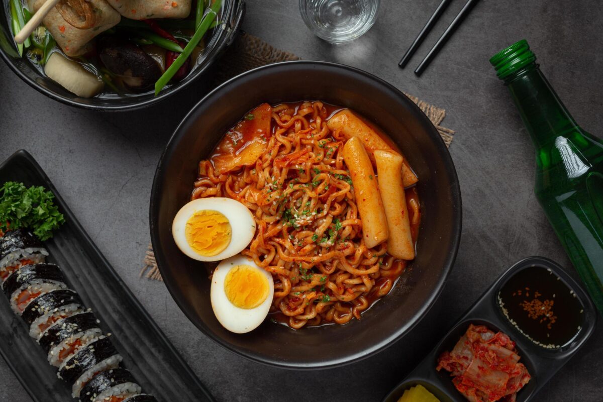 korean-instant-noodle-and-tteokbokki-in-korean-spicy-sauce-ancient-food-free-photo mon-han-2